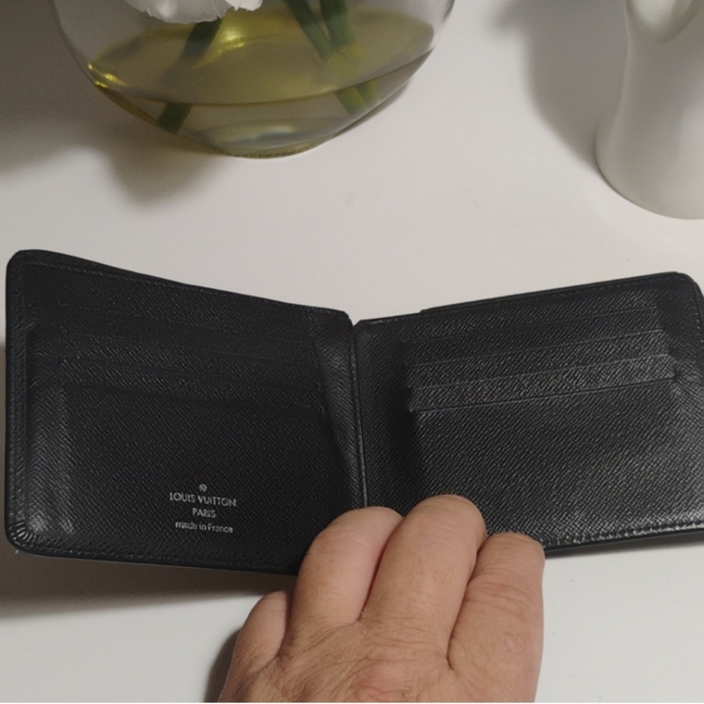 Louis Vuitton Taiga Black BiFold Unisex Wallet With No Peeling (EUC) - Picture 5 of 15